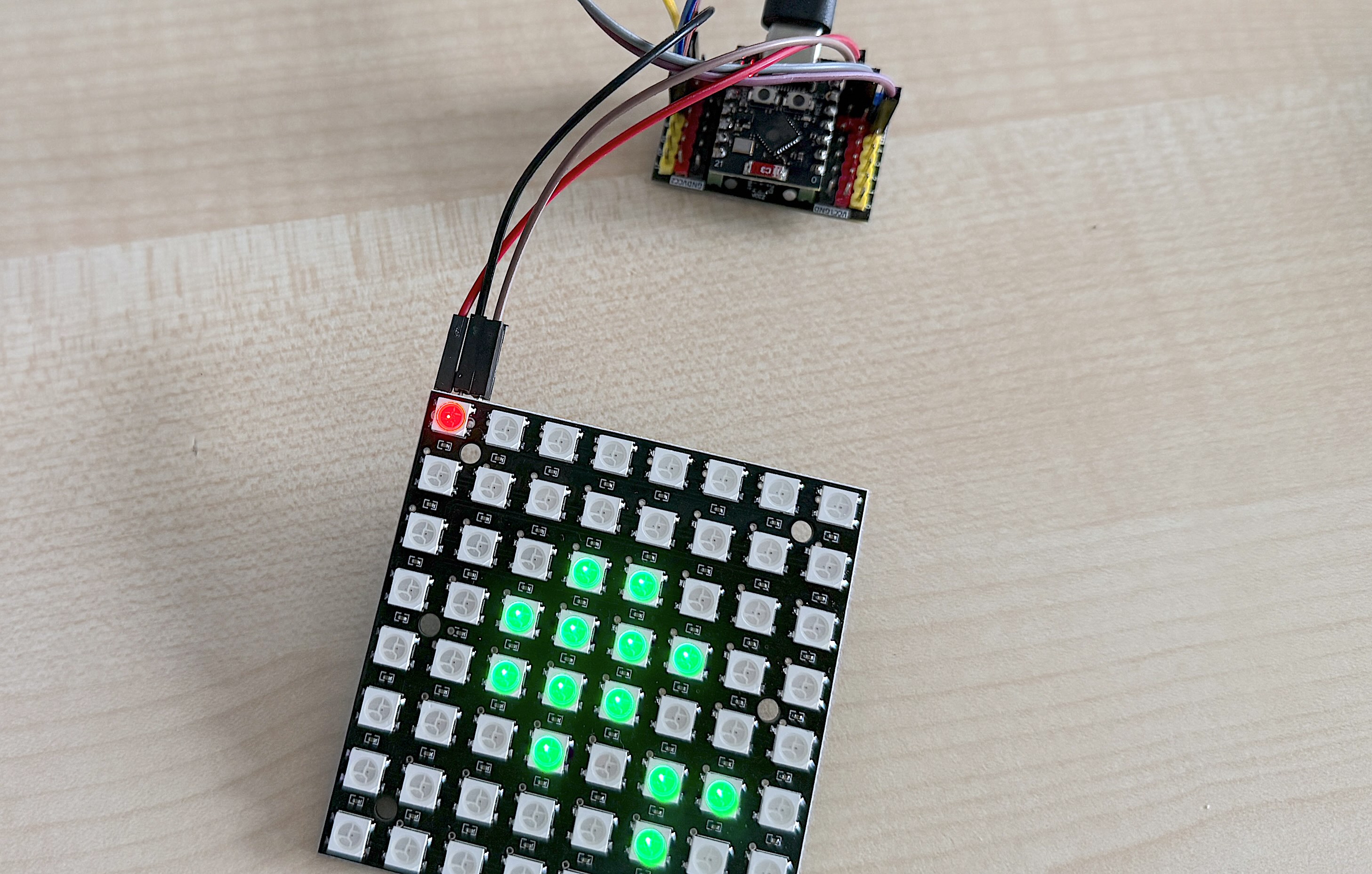 Erster LED-Spiele-Wand-Prototyp: ESP32 mit 8×8 LED-Matrix, einzelne grüne LEDs leuchten