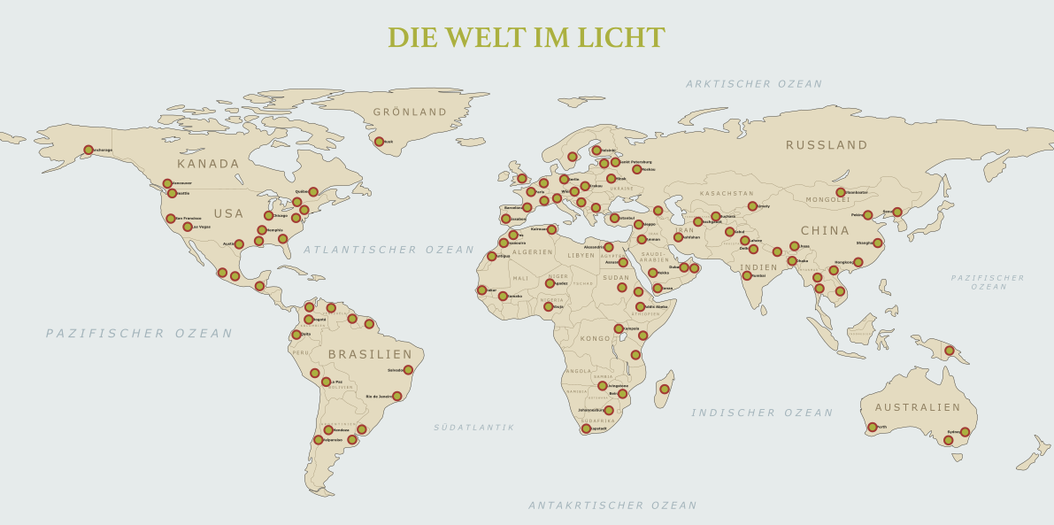Stilisierte Weltkarte „Die Welt im Licht“ in warmen Sandtönen, auf der zahlreiche Städte mit orangefarbenen Kreisen markiert sind – die spätere Vorlage für den Lasercutter, an deren Kreisen die LEDs sitzen