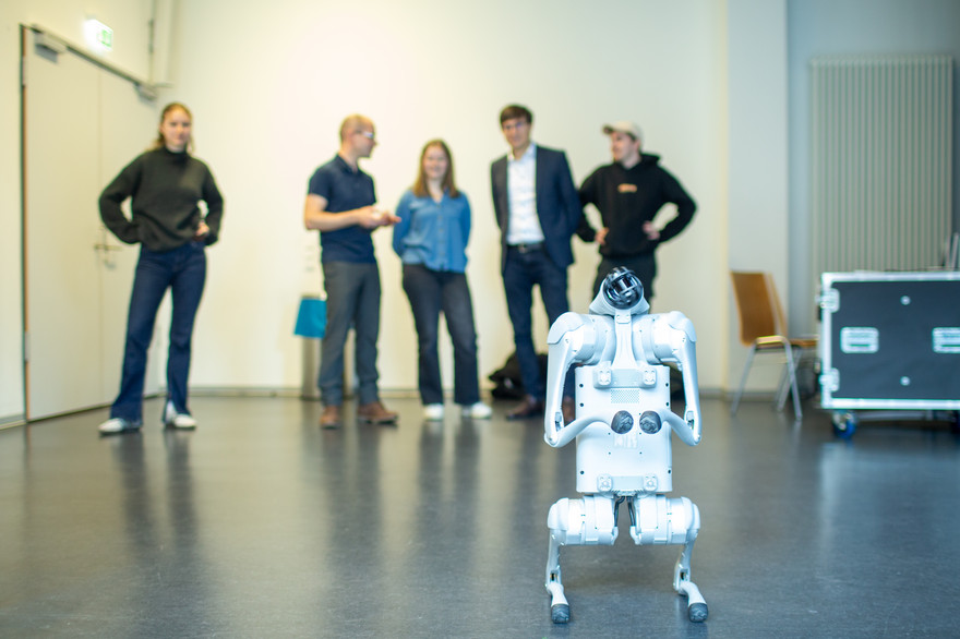 Roboter und KI-Exponate beim Jubiläumsevent der Fakultät WIAI