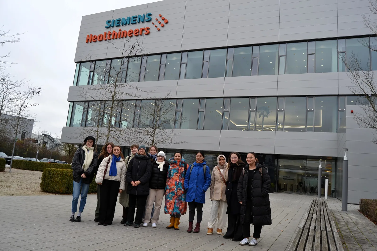 Eine Gruppe Studentinnen steht vor dem Gebäude von Siemens Healthineers
