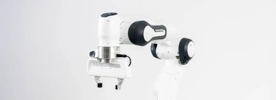 Weißer Roboterarm mit Zwei-Finger-Greifer vor hellem Hintergrund