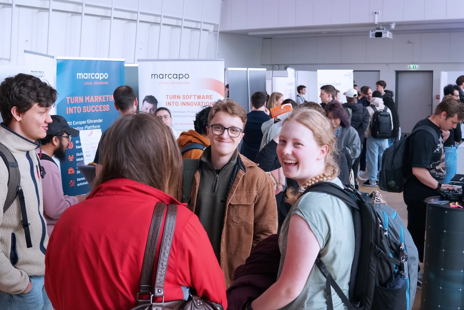 Studierende und Unternehmensstände auf dem ERBA-Campus