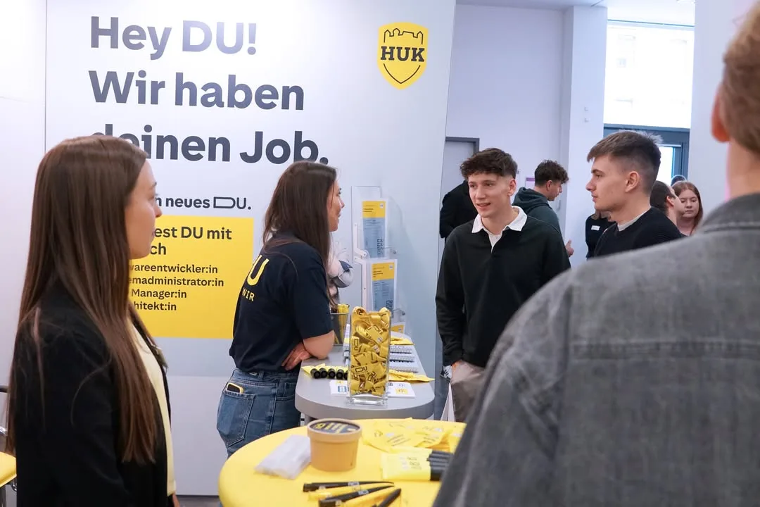 Studierende an einem Unternehmensstand
